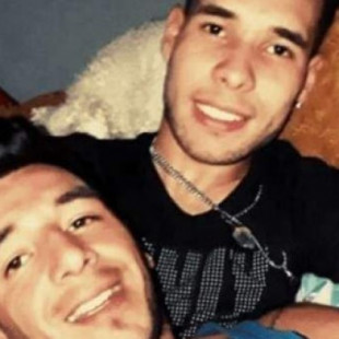 Seis policías violan y torturan a dos jóvenes homosexuales en Argentina: "Nos retorcieron los testículos"
