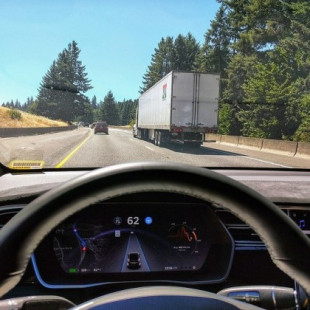 Unas pegatinas en el asfalto bastan para 'hackear' el piloto automático de un Tesla