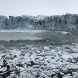 Turistas huyen tras el colapso de un enorme glaciar en Islandia