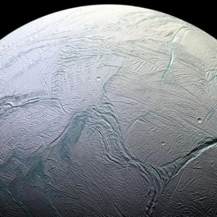 Una posible explicación para el océano subterráneo de Encélado (ENG)