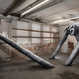 Artista transforma una fábrica abandonada en un "mausoleo de gigantes"