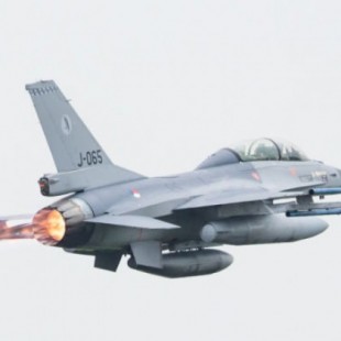 F-16 holandés vuela hacia sus propias balas, golpeándose a sí mismo. [EN]