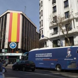 Desprendimiento en la sede del PP tras cambiar la bandera de España por la cara de Casado