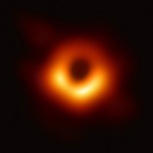 La primera imagen de la sombra y el anillo asimétrico del agujero negro M87* gracias al EHT