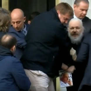 Momento de la salida de Julian Assange de la Embajada de Ecuador forzado por la Policía británica