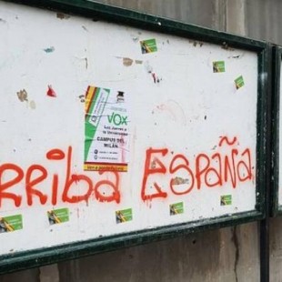 Vox se salta los tiempos reglamentarios de la campaña electoral y empapela Oviedo de pintadas y carteles
