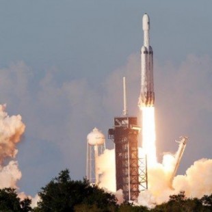 Falcon Heavy, el cohete gigante de SpaceX, entra en órbita y recupera sus 3 propulsores [Eng]