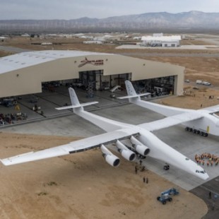 Stratolaunch - El avión más grande del mundo acaba de volar por primera vez