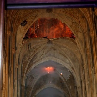 Así se ve el interior de la catedral de Notre Dame tras el incendio