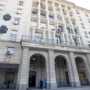 Inhabilitan a la directora de un colegio de Sevilla por negar la plaza al hijo de una pareja gay