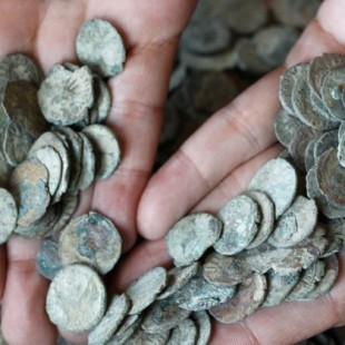 Hallan un tesoro de 557 monedas de oro y plata de la época de la peste negra