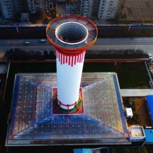 La gigantesca chimenea china que se traga la contaminación y arroja aire limpio