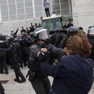 La jueza imputa a 23 policías nacionales por aporrear y golpear "violentamente" a votantes el 1-O en Girona