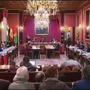 El alcalde de Granada corta el micro, interrumpe y censura a la portavoz de Vamos Granada en el pleno municipal