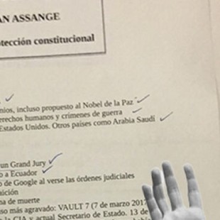 Ecuador grabó las conversaciones privadas de Assange en la embajada y se hizo con documentos confidenciales