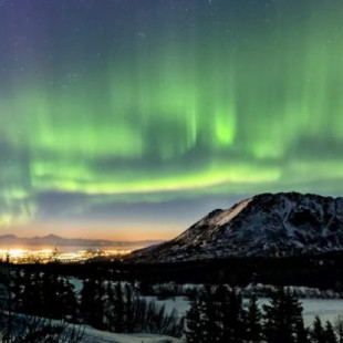 Auroras boreales fotografiadas sobre la ciudad de Anchorage, Alaska
