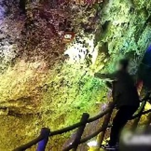 Unos turistas arrancan una estalactita de un millón de años de una cueva [CHI]