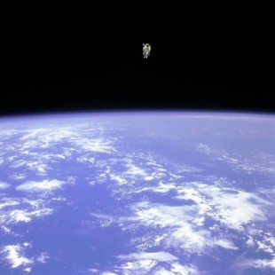 El astronauta Bruce McCandless II, flotando en el espacio