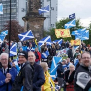 Miles de personas marchan en Escocia por un nuevo referéndum de independencia