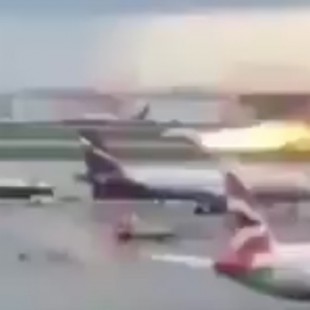 Un avión aterriza de emergencia en Moscú tras declararse un incendio a bordo