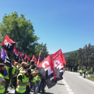 Las banderas de CNT ondean frente al Valle de los Caídos