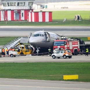 Un copiloto del Superjet incendiado en Moscú regresa al avión en llamas para salvar a los pasajeros
