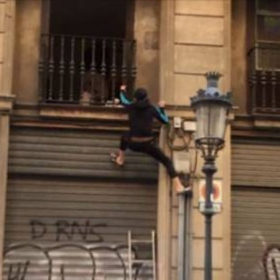 Los 'spidermans okupas' de Barcelona vuelven a invadir un bloque y los vecinos blindan los balcones