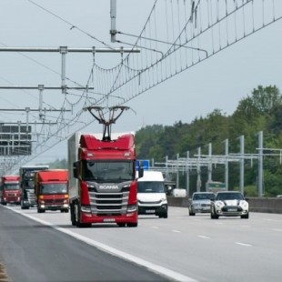 Los camiones híbridos que recargan baterías mientras circulan ya ruedan en la primera autopista eléctrica alemana