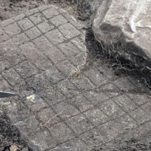 Encuentran un tablero del siglo III del juego romano ‘Ludus latrunculorum’ en Vindolanda