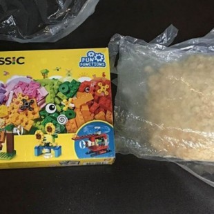 Niño encuentra 1,5 kg de metanfetamina dentro de un paquete de Lego comprado en una tienda