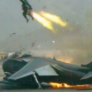 Foto en el instante justo: piloto eyectándose de su Harrier en llamas en el último momento (2010)