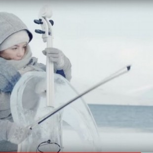 Músicos tocan una pieza con instrumentos esculpidos con hielo para reivindicar la creación de santuario marino