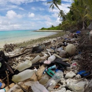 Islas Cocos, un paraíso cubierto por 977.000 zapatos y 373.000 cepillos de dientes