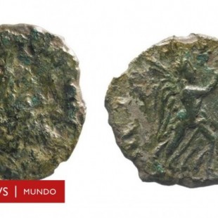 La "increíblemente extraña" moneda romana que encontraron mientras reparaban una carretera en Reino Unido