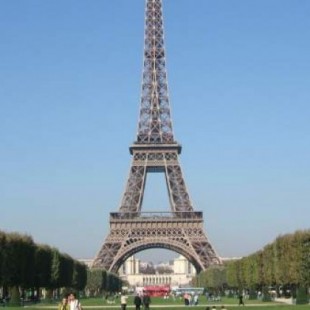 Cierran y evacúan la torre Eiffel tras hallar a un hombre escalando la estructura del monumento parisino