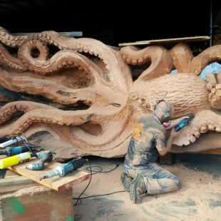 Impresionante escultura marina realizada con una motosierra sobre un tronco caido de sequoia