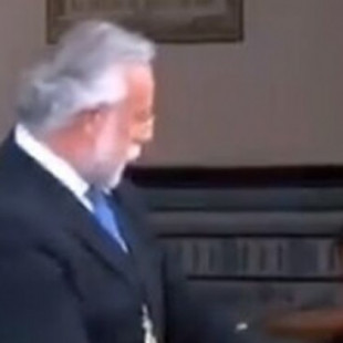 Acusan a un alcalde del PP de limpiarse una caca de paloma con una bandera de España