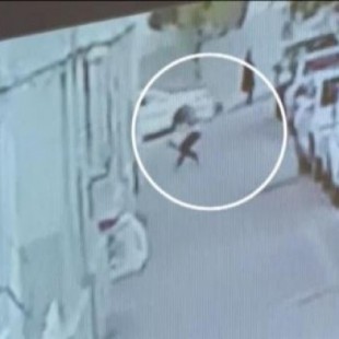 Vídeo: Un hombre coge al vuelo a un niño que cayó desde un quinto piso en China