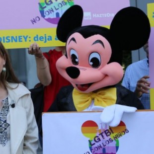 HazteOír recoge firmas para frenar el desfile del orgullo gay celebrado en Disneyland París