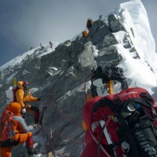 Las reglas del Everest podrían cambiar debido a las muertes y los congestionamientos