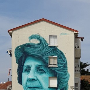El artista que retrata a los personajes típicos de Galicia (y del mundo) en sus paredes