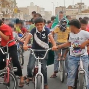 Arabia Saudí quiere usar la pena de muerte contra un joven por protestar desde su bicicleta cuando tenía 10 años
