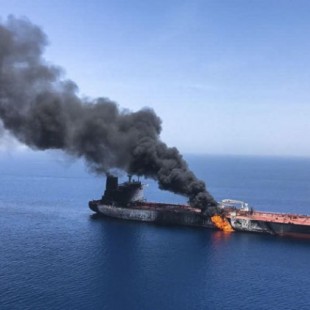 Un vídeo capta el incendio en uno de los petroleros atacados en el golfo de Omán