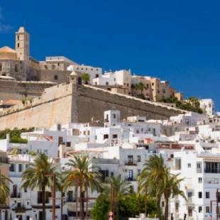 La locura del alquiler en Ibiza: 4.500 euros por un colchón en una furgoneta