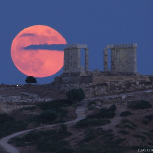 Luna llena saliendo sobre el templo de Poseidón