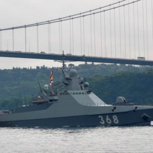España recarga un buque ruso pese a presiones de la OTAN y condena la presencia militar británica en Gibraltar