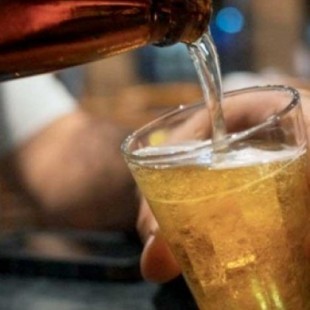 VUELOS A PALMA: Del 'balconing' a consumir más de 200 cervezas o 140 cubatas en un vuelo