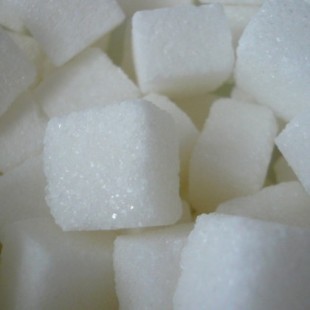 Para evitar problemas cardiovasculares, es más eficaz reducir el azúcar antes que la sal