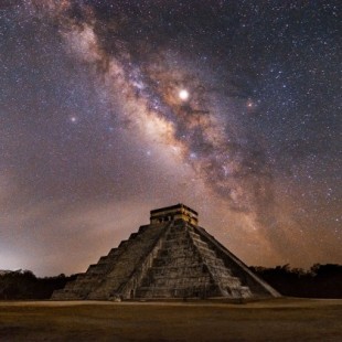 Vía Láctea sobre la Pirámide de la Serpiente Emplumada en Yucatán, México