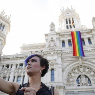 Vox se enzarza con Almeida por querer colgar la bandera LGTBI en Cibeles: "Que cuelgue la española"